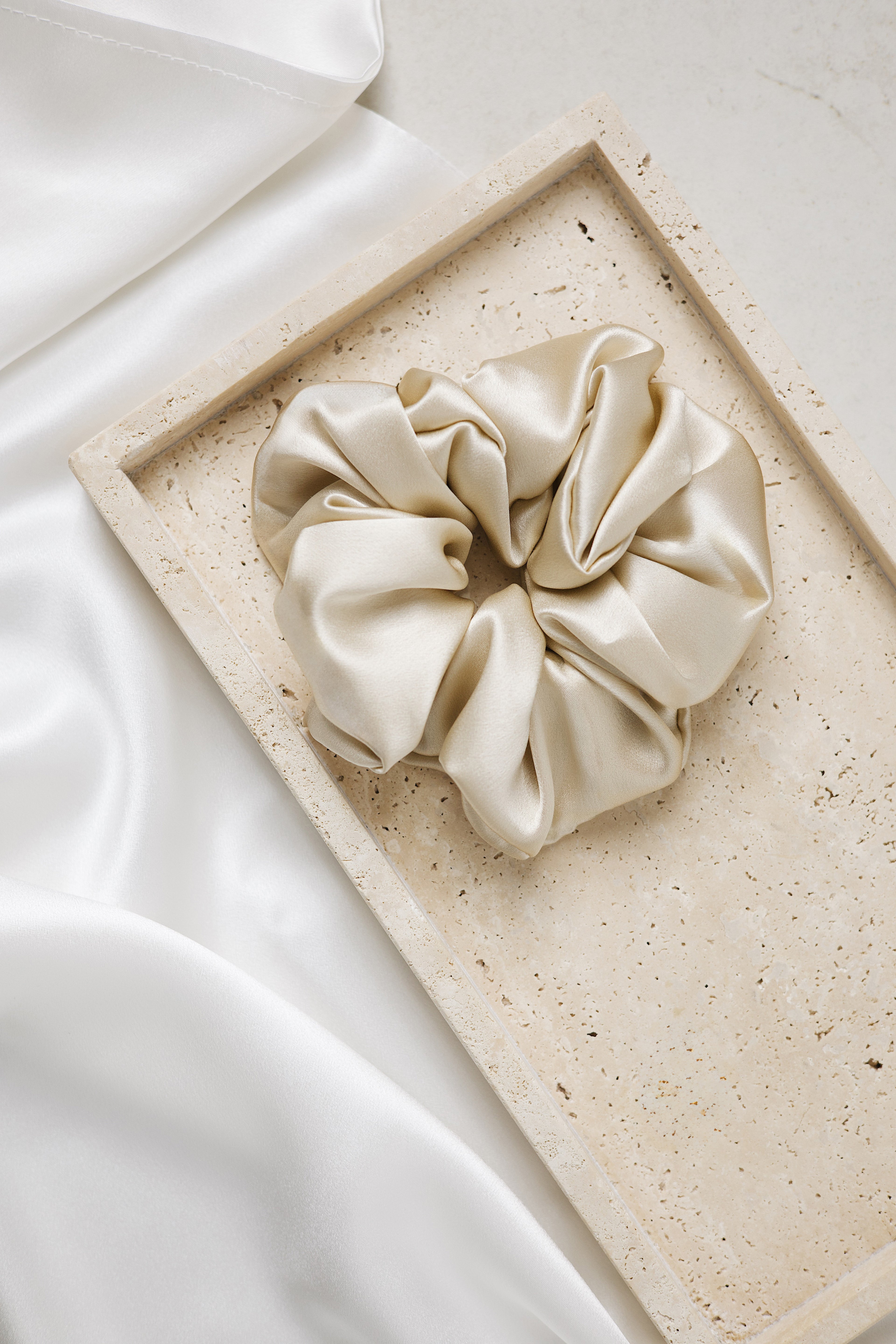 Svilena gumica za kosu PETINI - Golden Beige