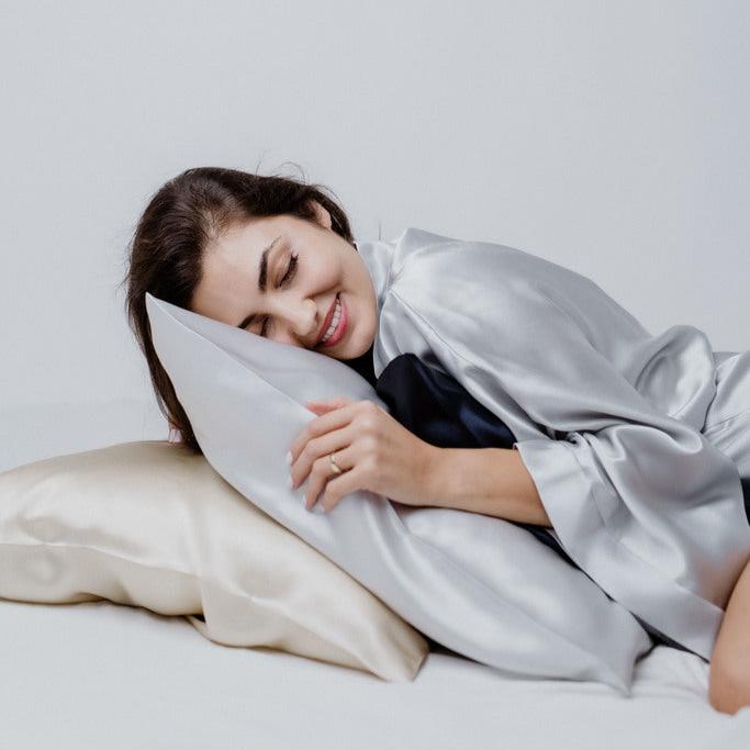 Svilena jastučnica PETINI - Silver Grey