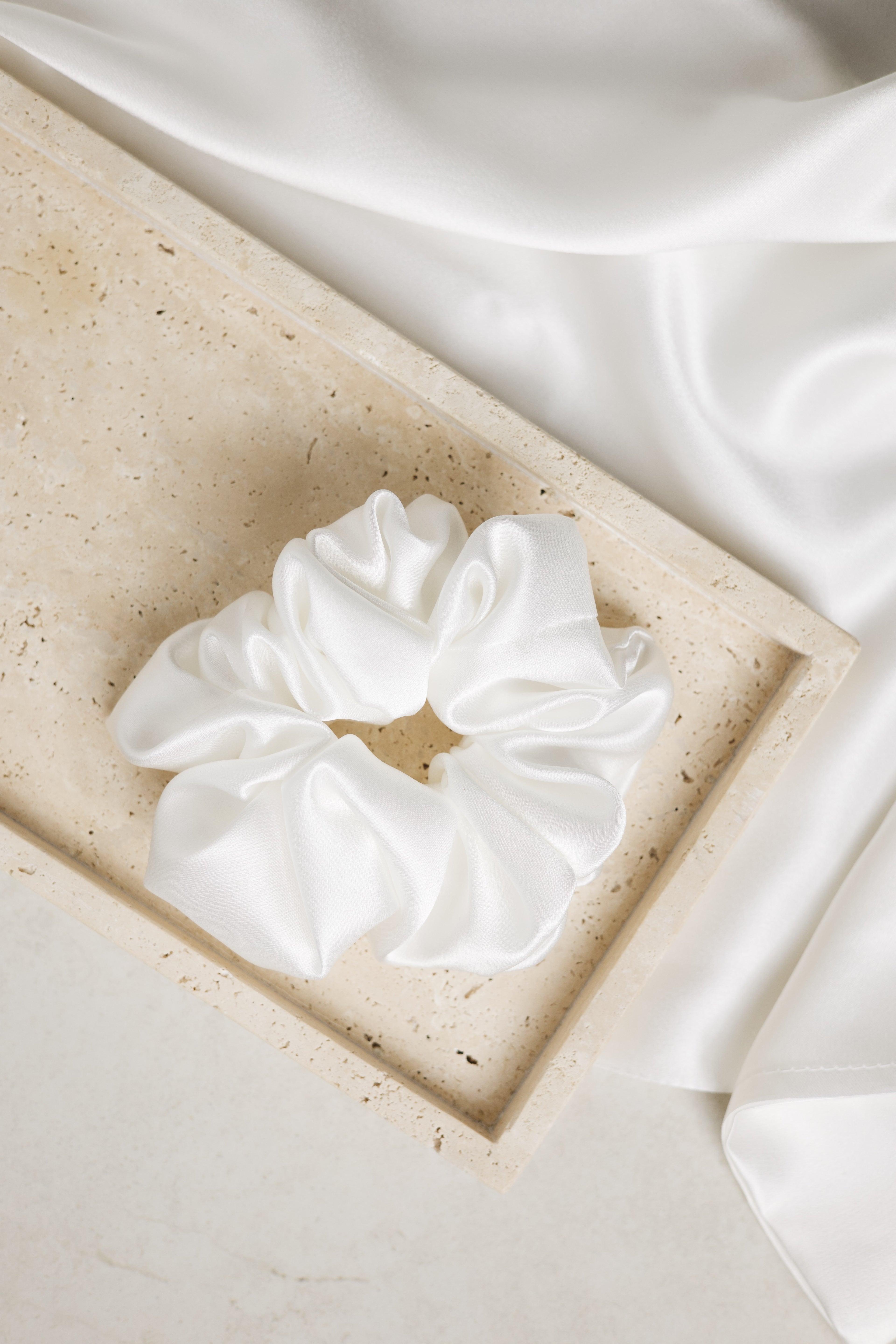 Svilena gumica za kosu PETINI - Pearly White