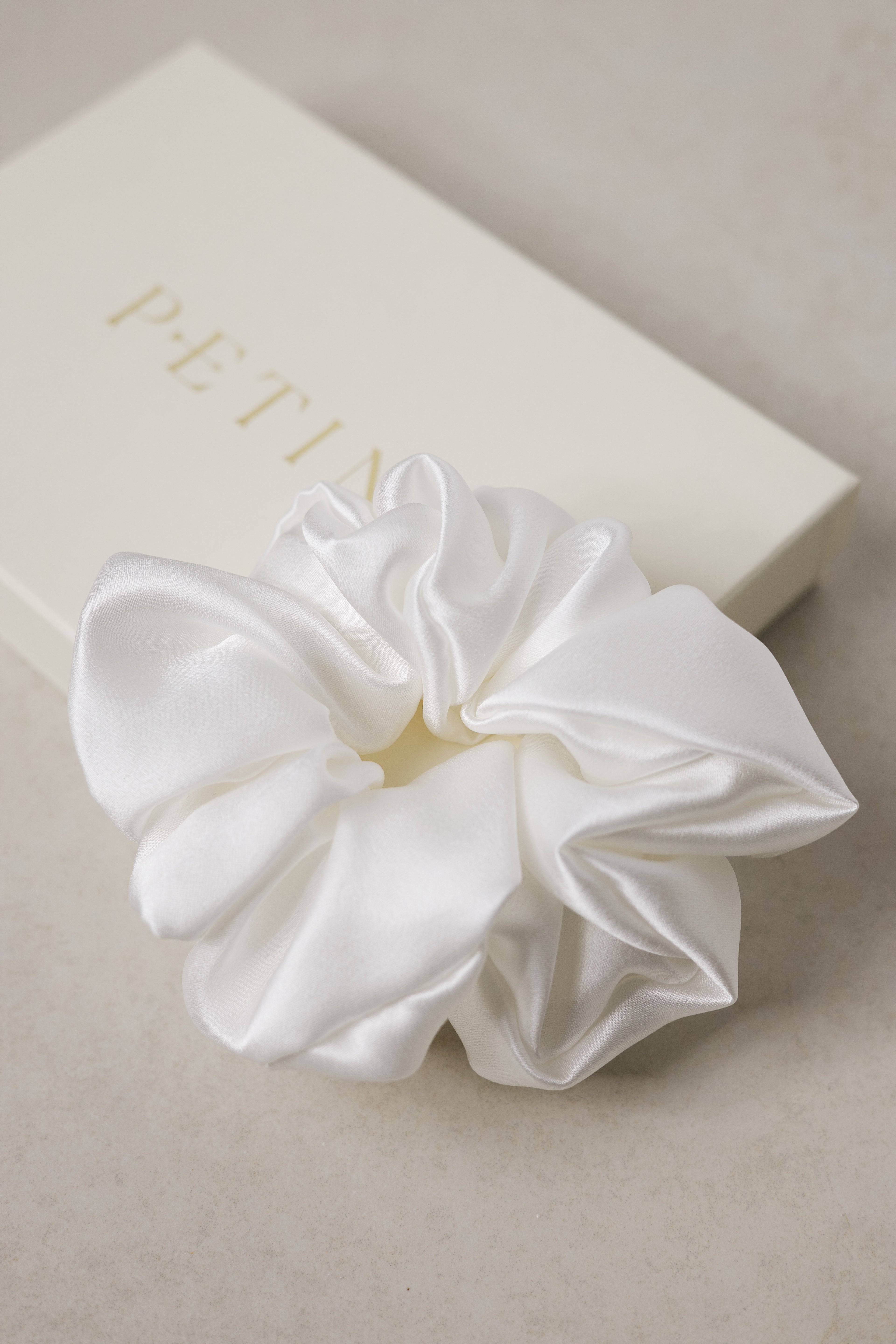 Svilena gumica za kosu PETINI - Pearly White