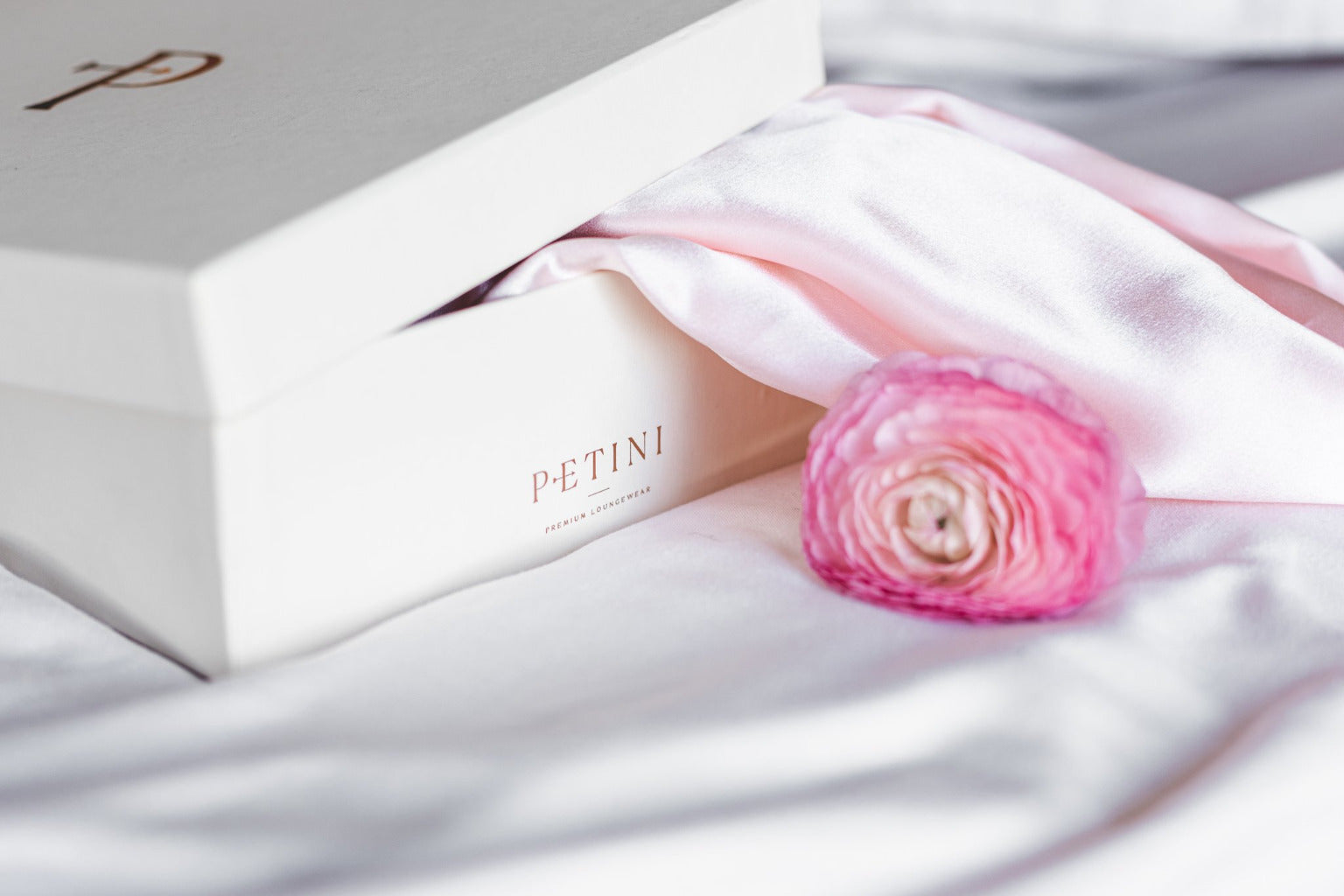 Svileni kratki ogrtač PETINI - Pearly White